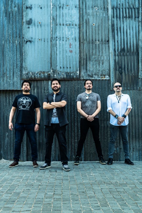 Foto de banda · muro metálico